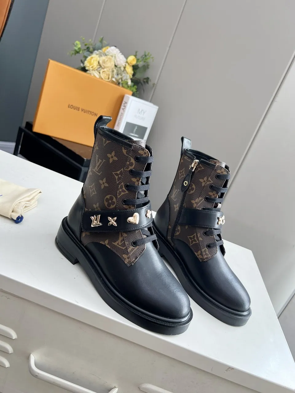 👟👟Ex-factory price 520👟👟 The cabinet is in sync with the high-end product quality of LV and Louis Vuitton. It is a hot model that has been out of stock many times through purchasing. The upper is hollow and carved, and it is dazzling. The fabric is made of imported calfskin. Sheepskin lining, sheepskin foot pads, original molded outsole. It looks great on your feet and is super cool! The real thing is more beautiful. Sizes 35-40 and 41 can be customized, new colors will be updated gradually